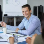 aproxime se de uma pessoa sorridente na sala de conferencias